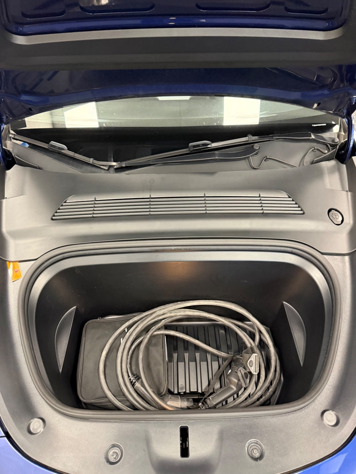 Blå Tesla Model Y fra 2023