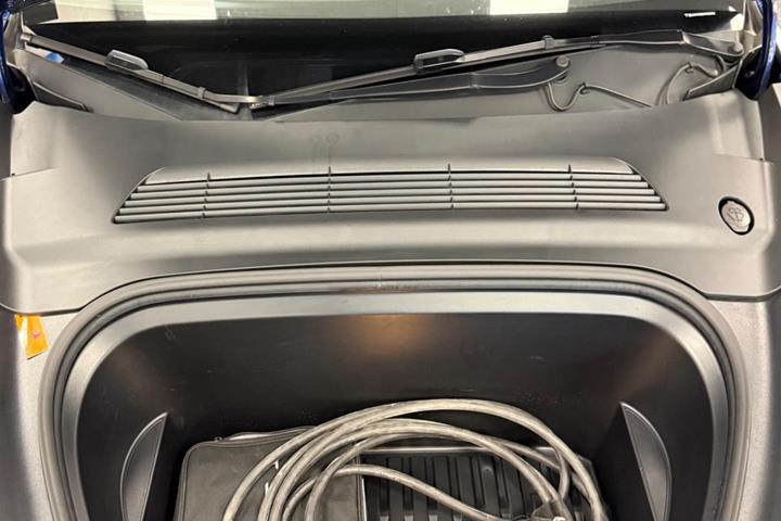 Blå Tesla Model Y fra 2023