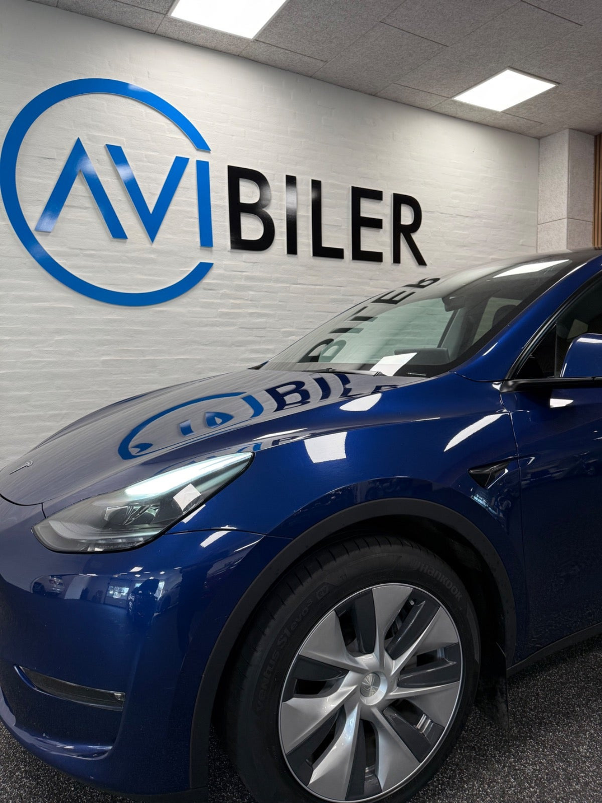 Blå Tesla Model Y fra 2023