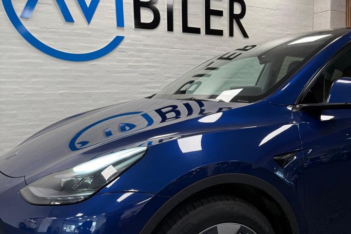 Blå Tesla Model Y fra 2023