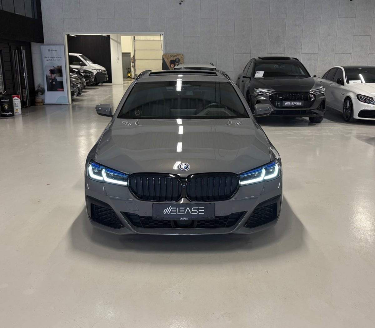 Grå BMW 530e fra 2022