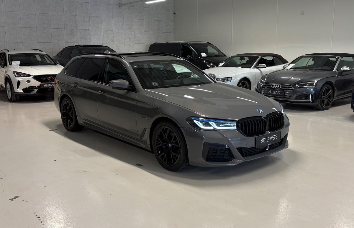 Grå BMW 530e fra 2022