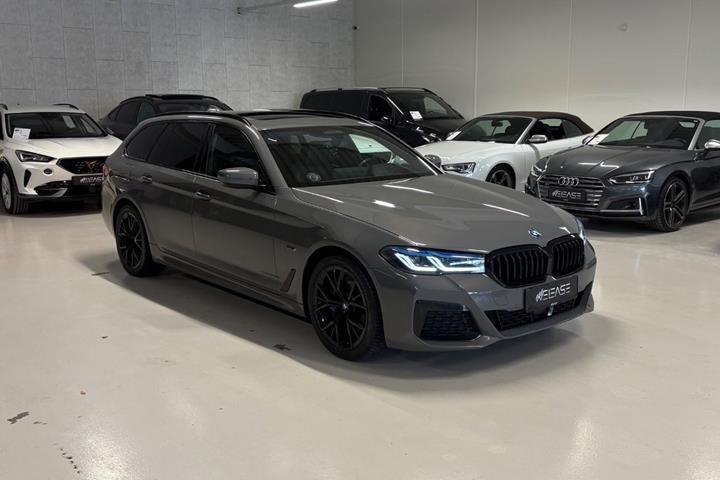 Grå BMW 530e fra 2022