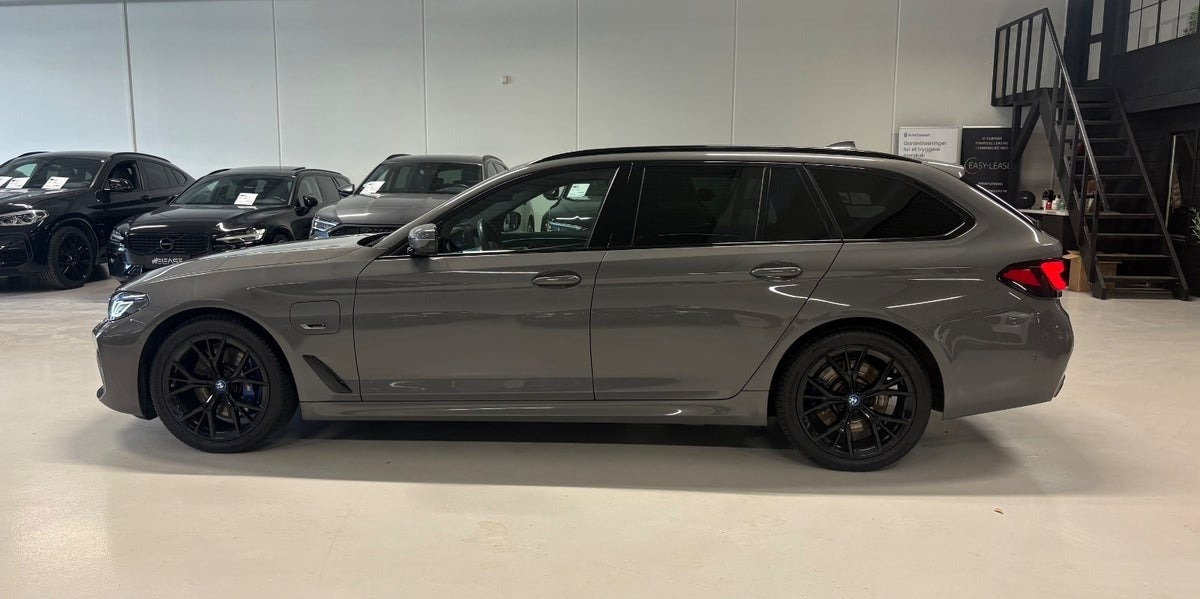 Grå BMW 530e fra 2022