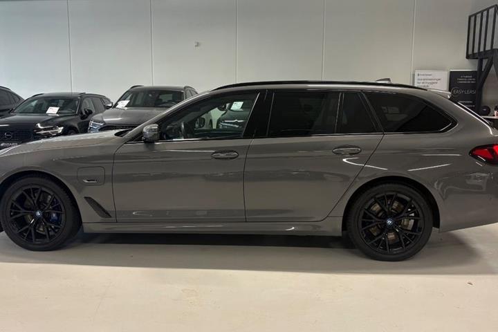 Grå BMW 530e fra 2022