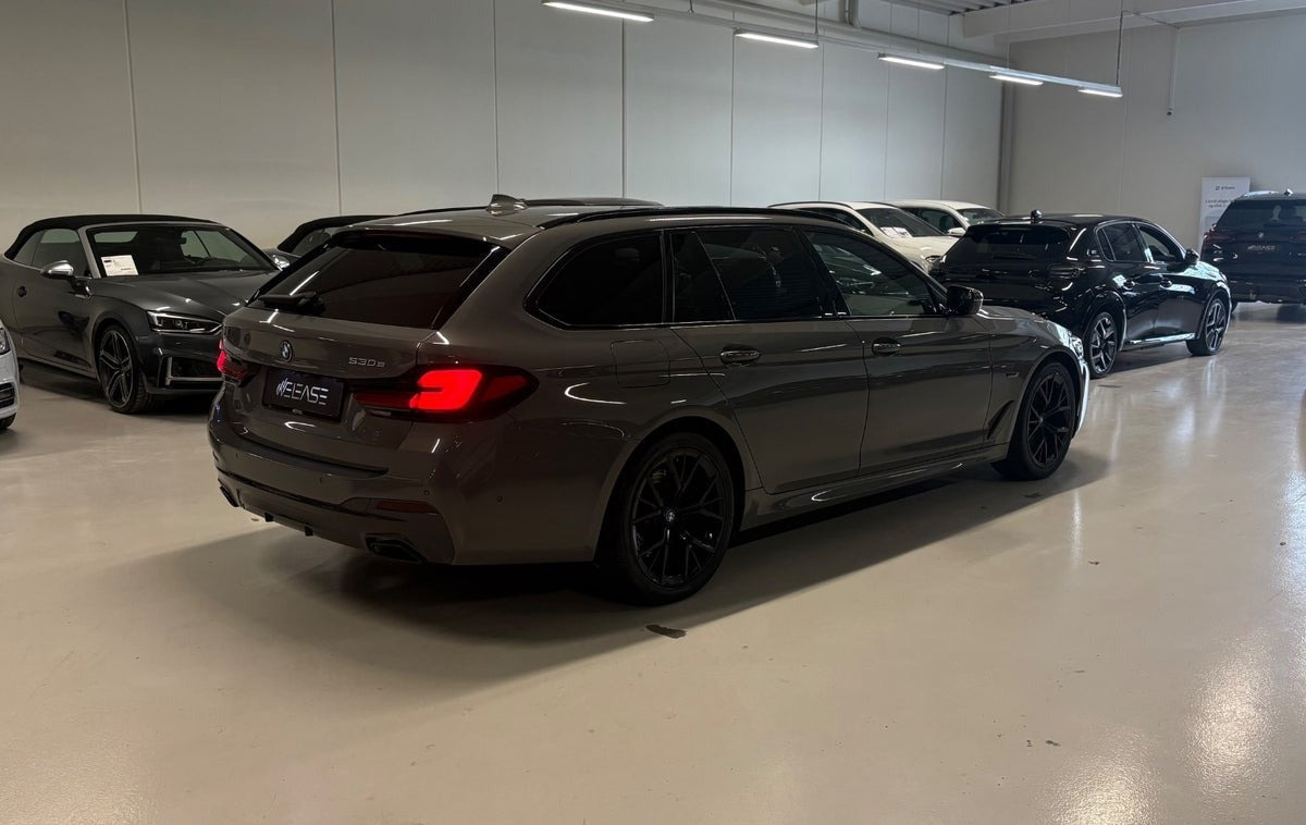 Grå BMW 530e fra 2022