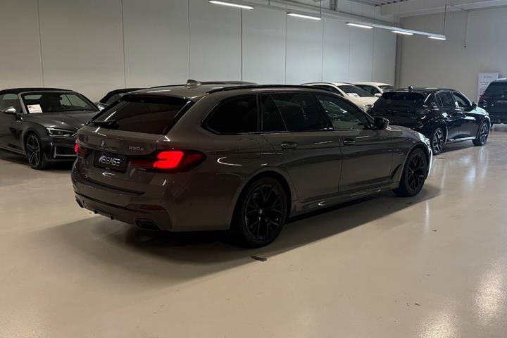Grå BMW 530e fra 2022