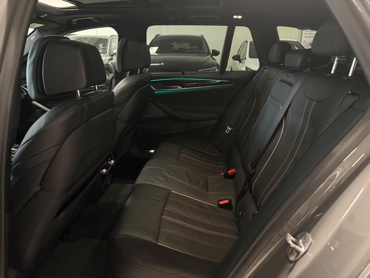 Grå BMW 530e fra 2022