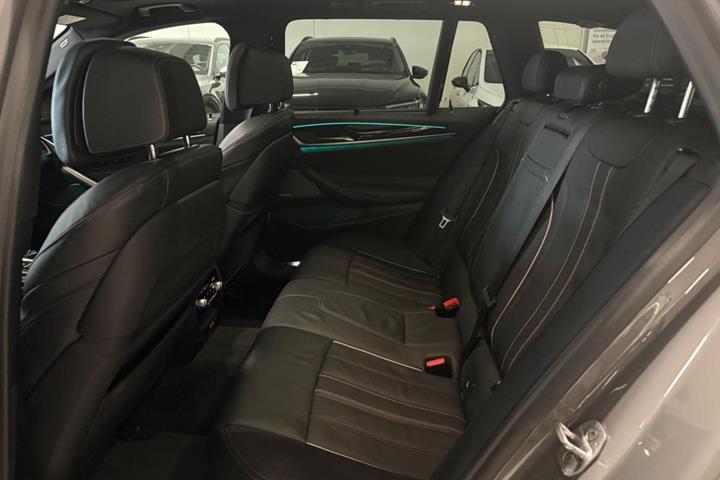 Grå BMW 530e fra 2022