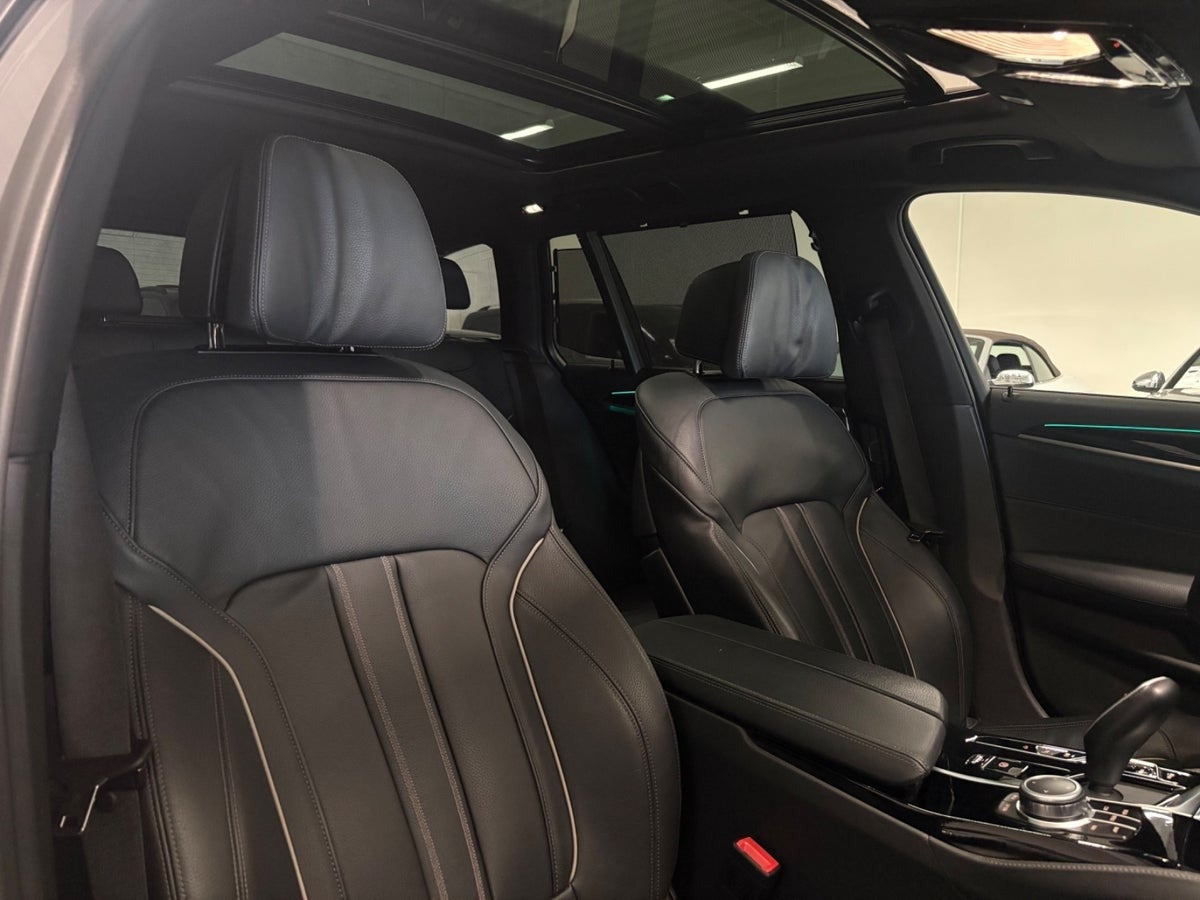 Grå BMW 530e fra 2022