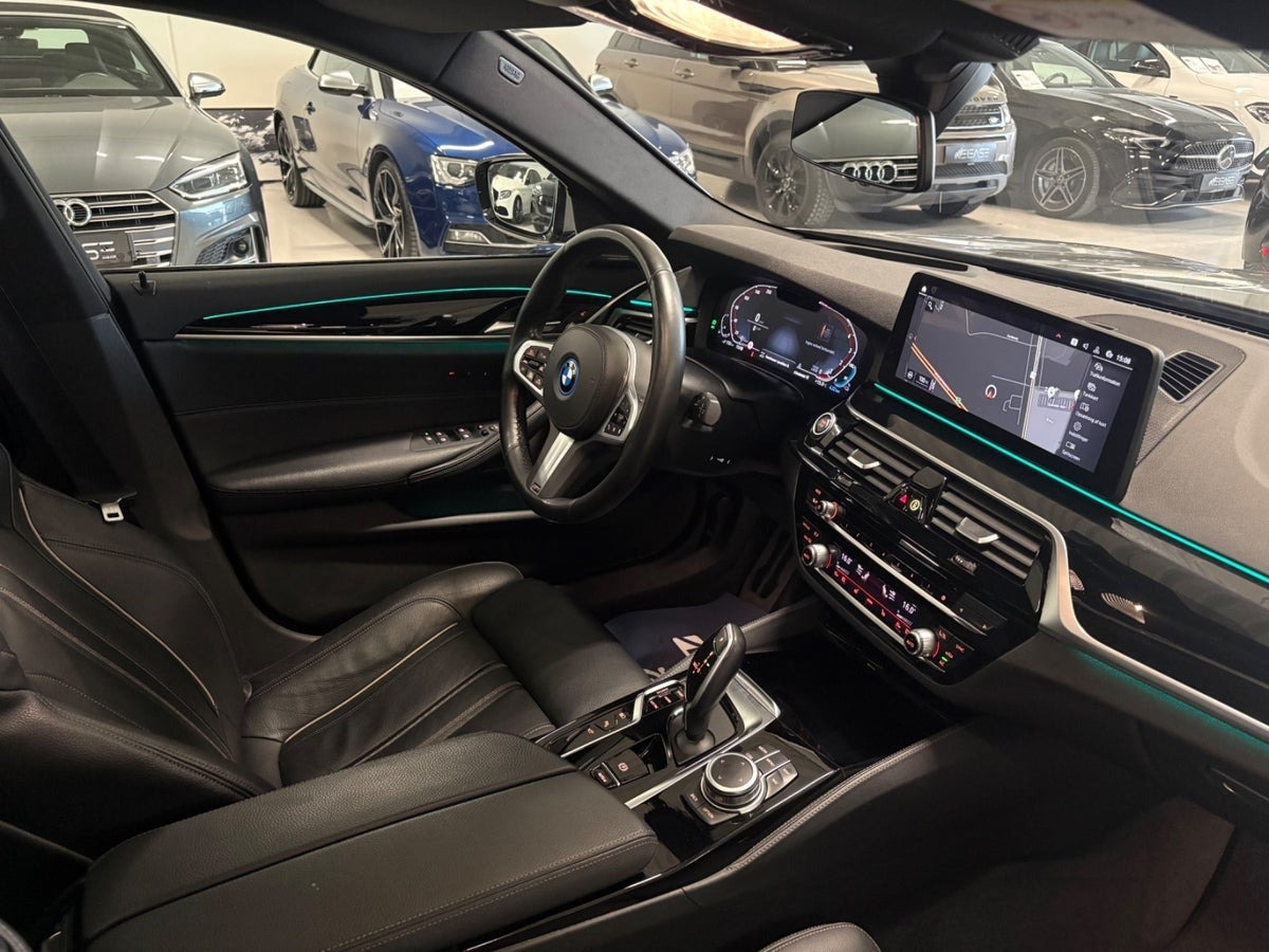 Grå BMW 530e fra 2022