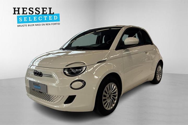 Hvid Fiat 500e fra 2023 set udefra
