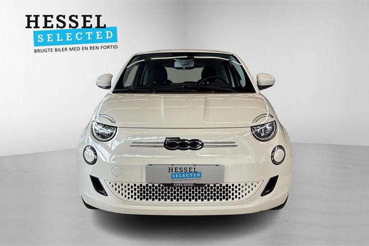 Hvid Fiat 500e fra 2023