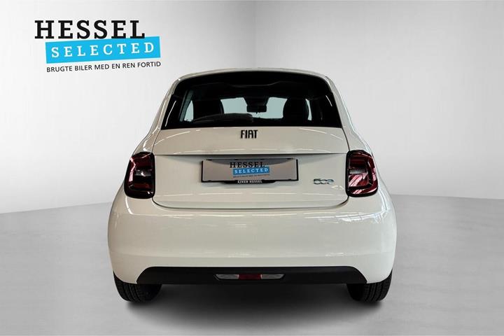 Hvid Fiat 500e fra 2023