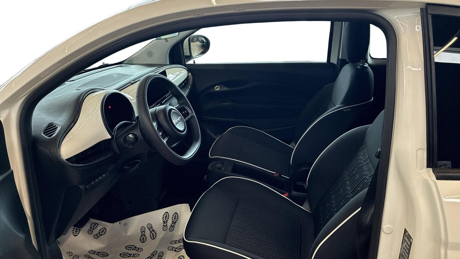 Hvid Fiat 500e fra 2023