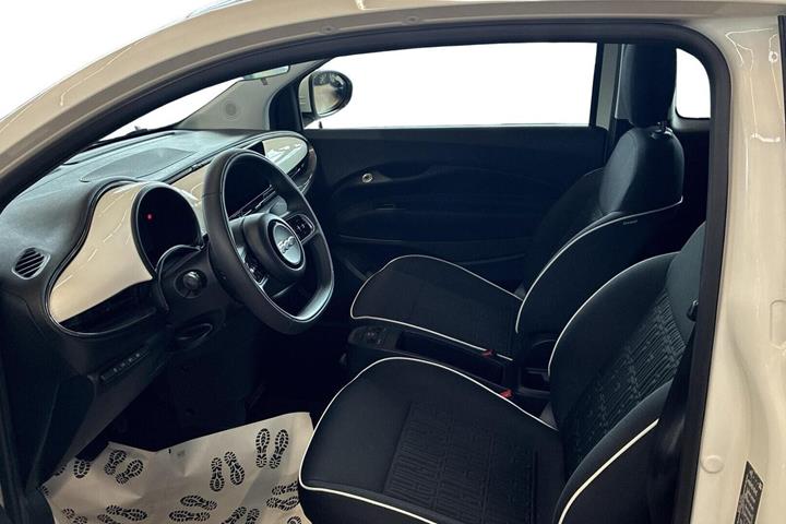 Hvid Fiat 500e fra 2023