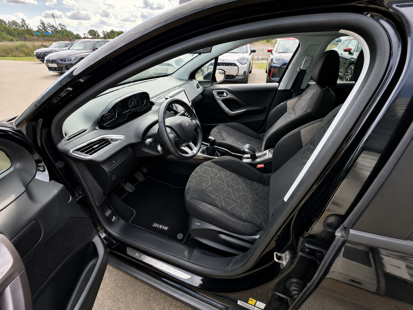 Sort Peugeot 2008 fra 2015