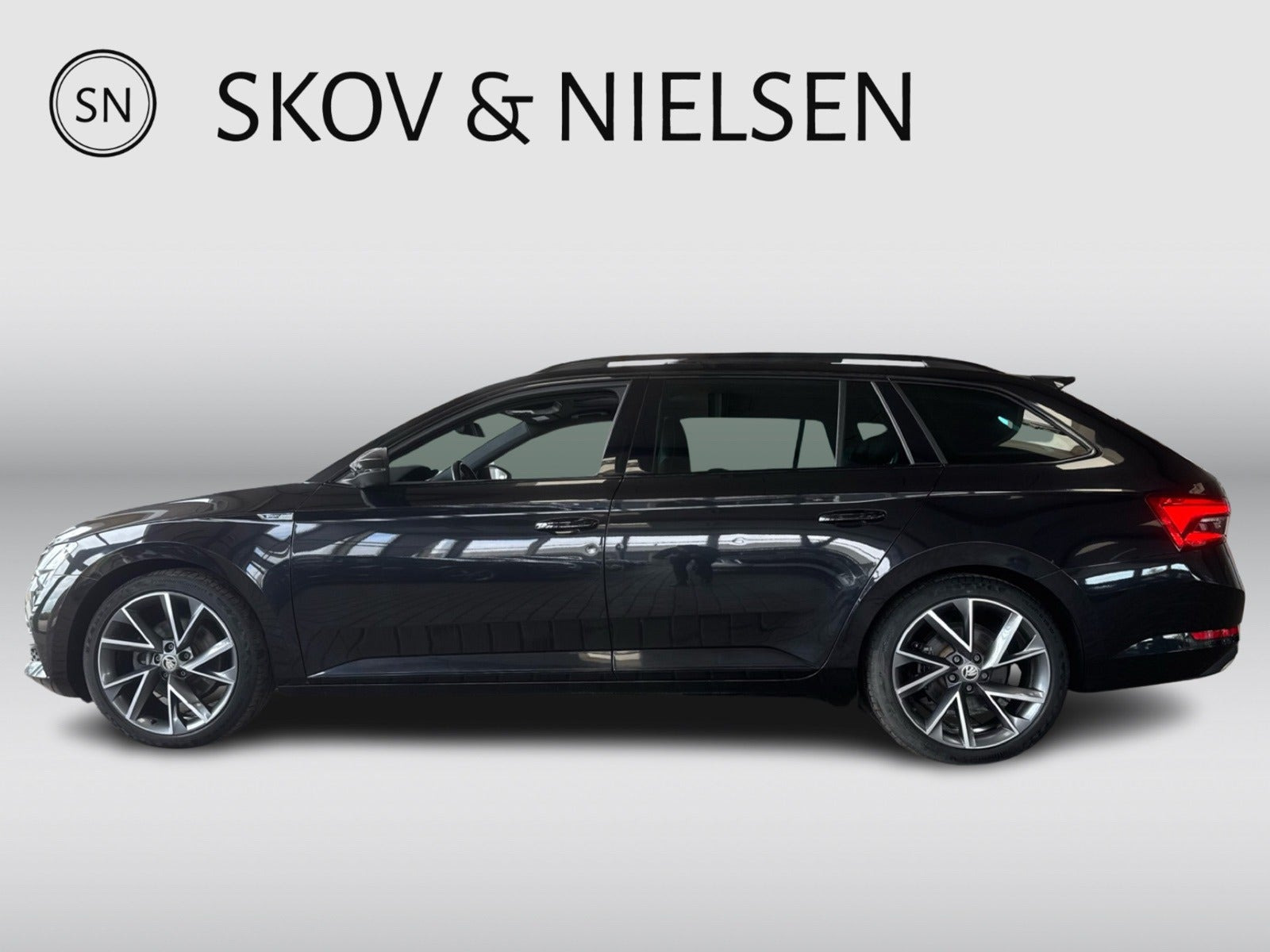 Sort Skoda Superb fra 2020