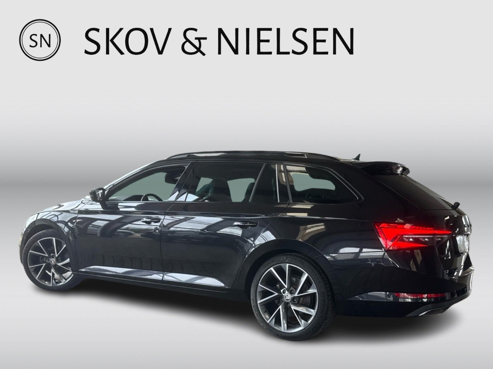 Sort Skoda Superb fra 2020