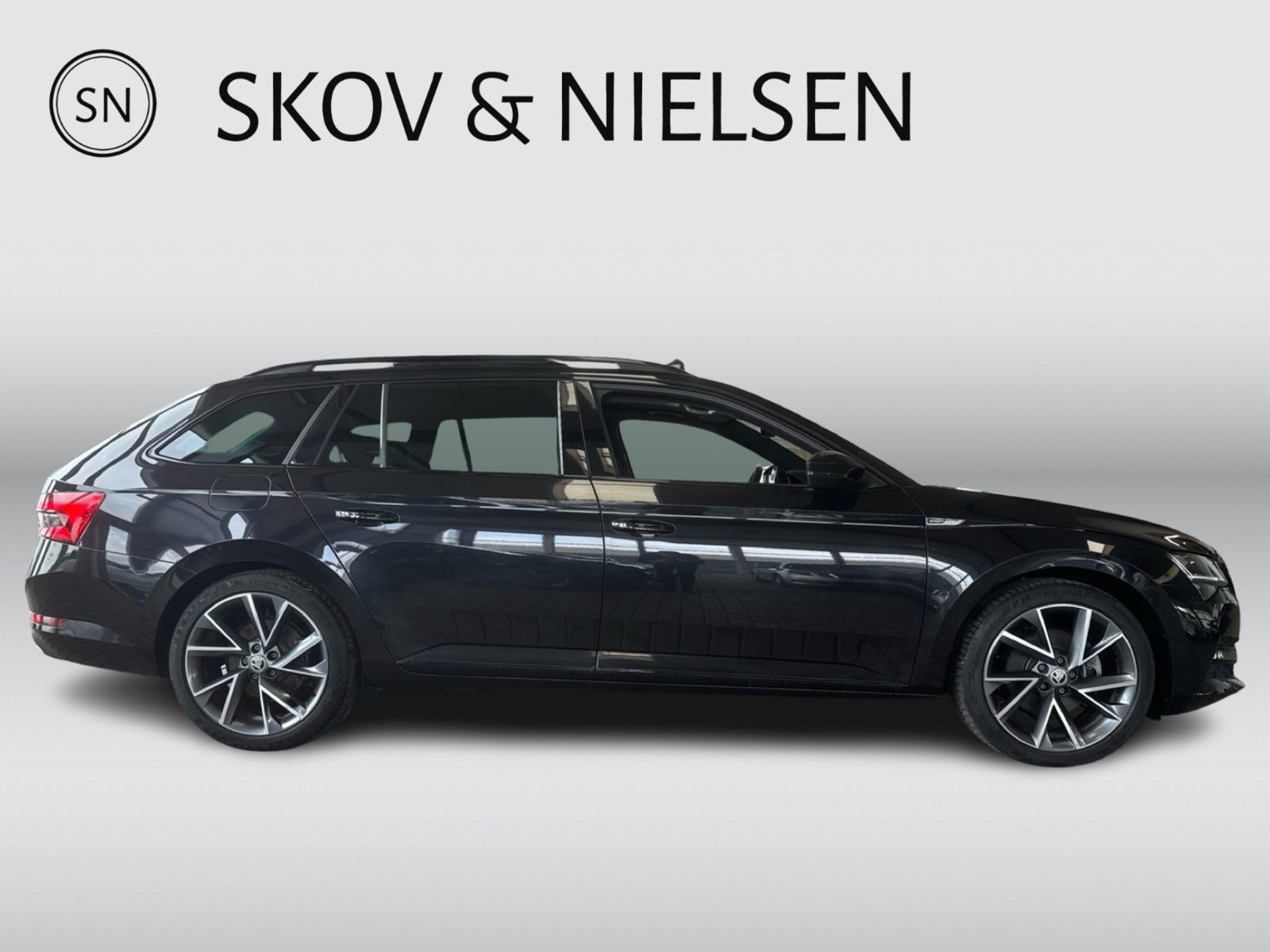Sort Skoda Superb fra 2020