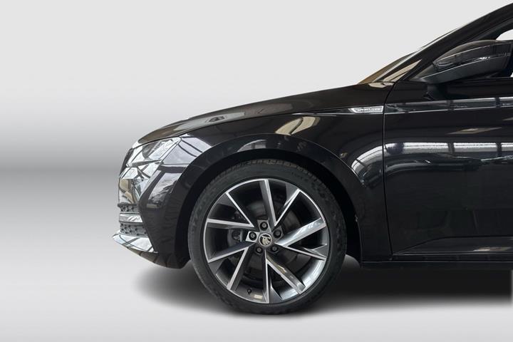 Sort Skoda Superb fra 2020