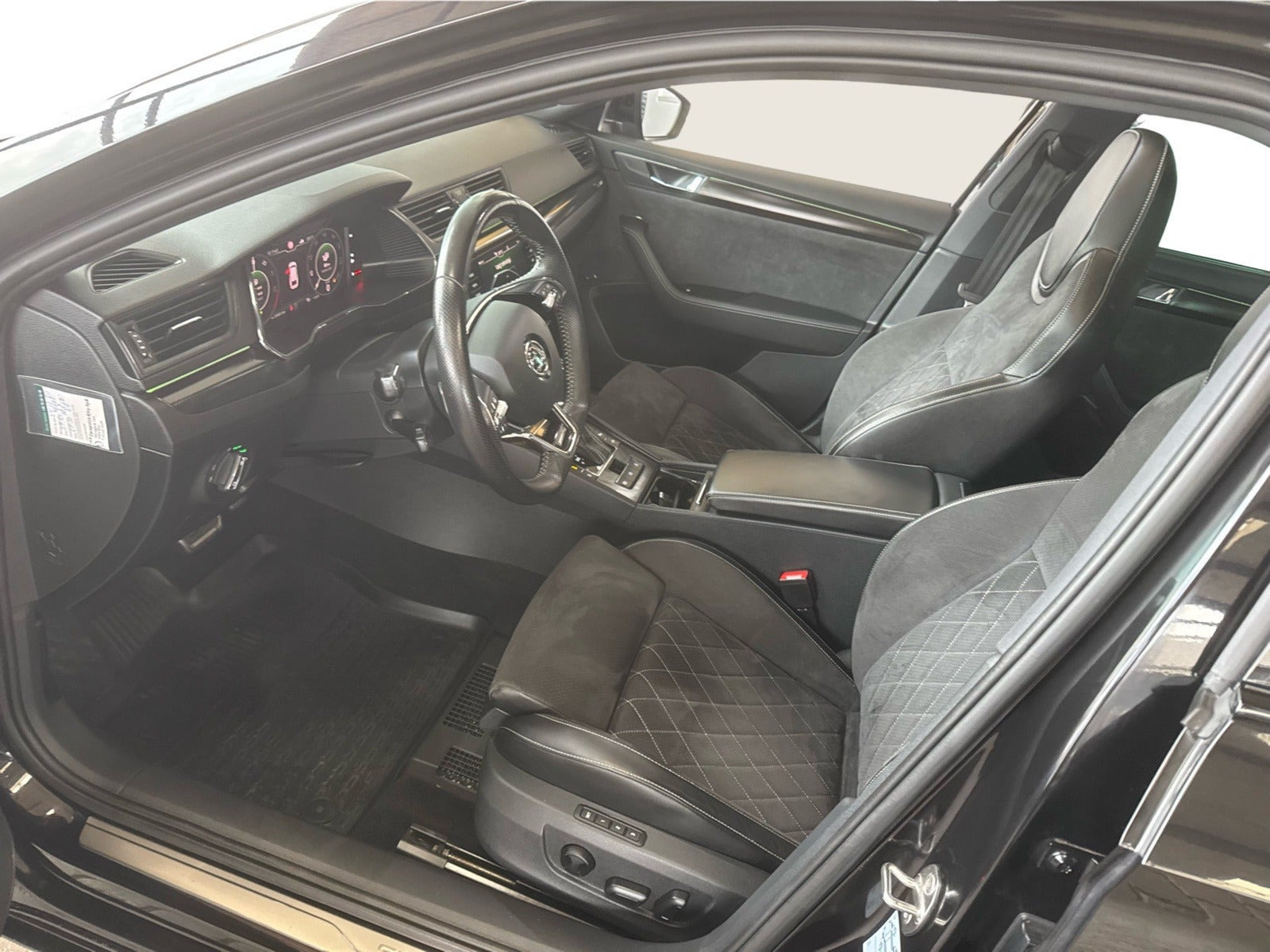 Sort Skoda Superb fra 2020