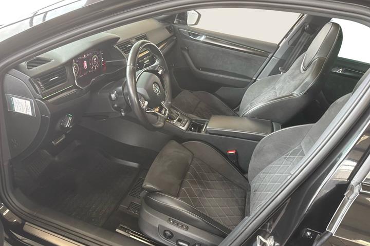 Sort Skoda Superb fra 2020