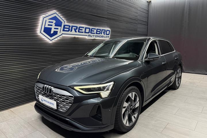 Grå Audi Q8 e-tron fra 2024