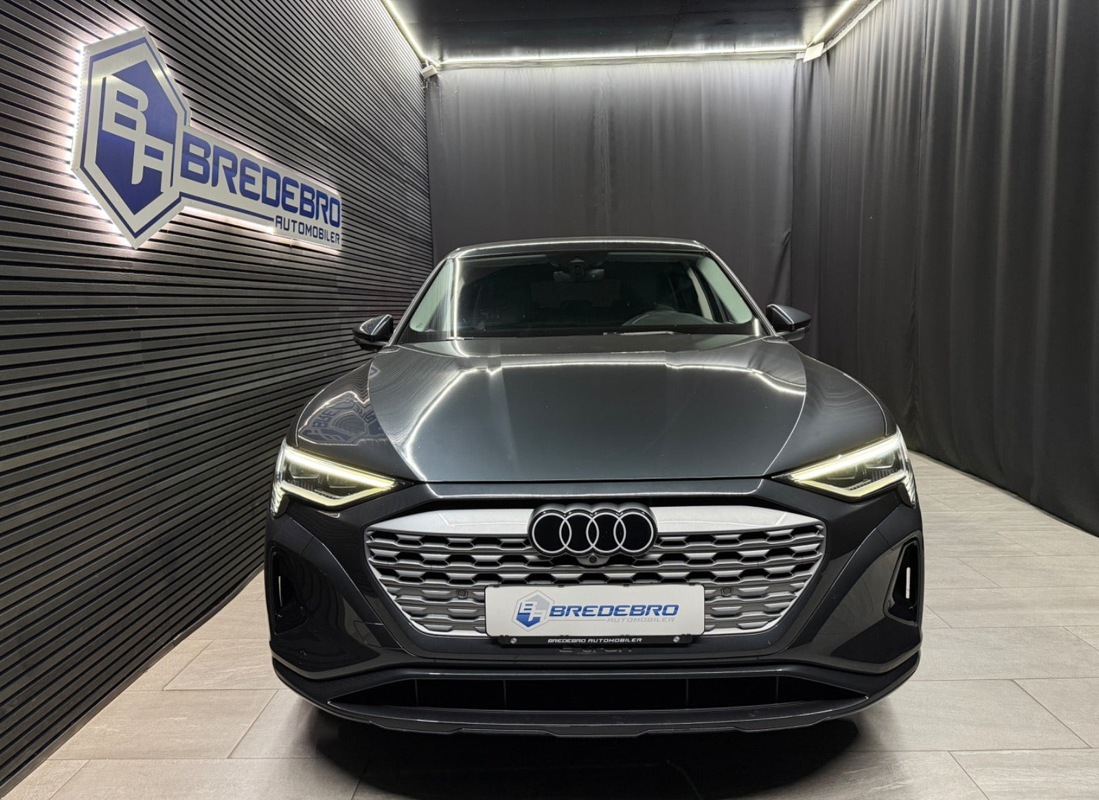 Grå Audi Q8 e-tron fra 2024