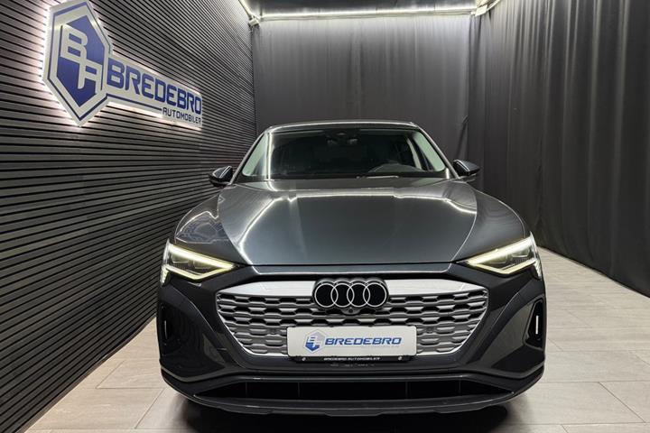Grå Audi Q8 e-tron fra 2024