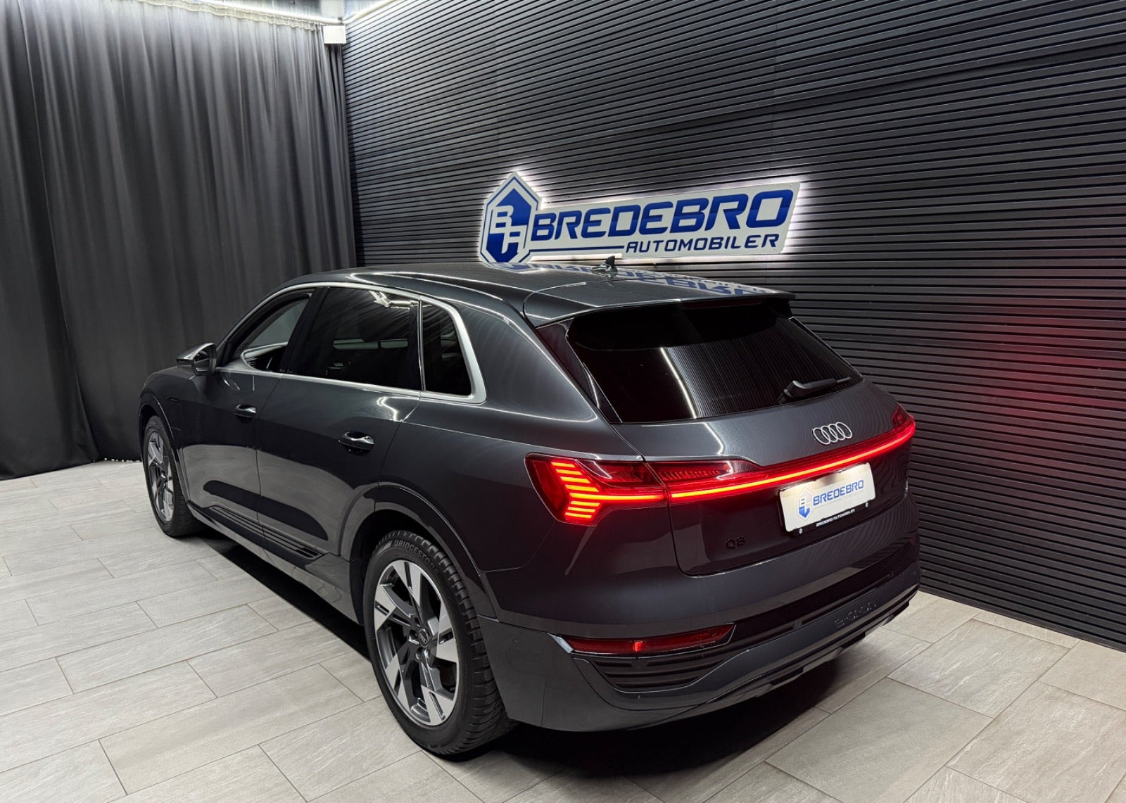 Grå Audi Q8 e-tron fra 2024