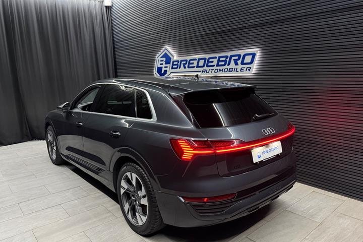 Grå Audi Q8 e-tron fra 2024