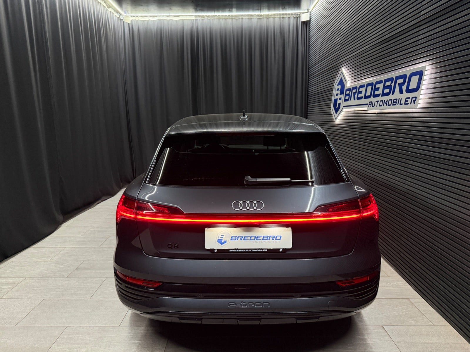 Grå Audi Q8 e-tron fra 2024