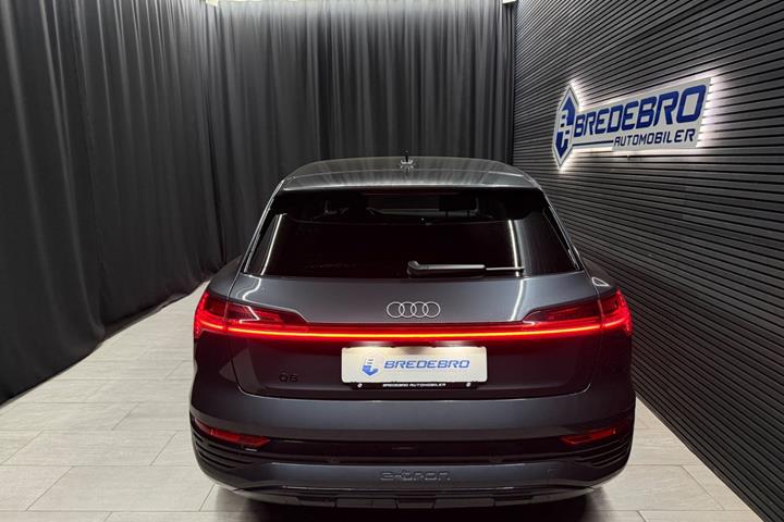 Grå Audi Q8 e-tron fra 2024
