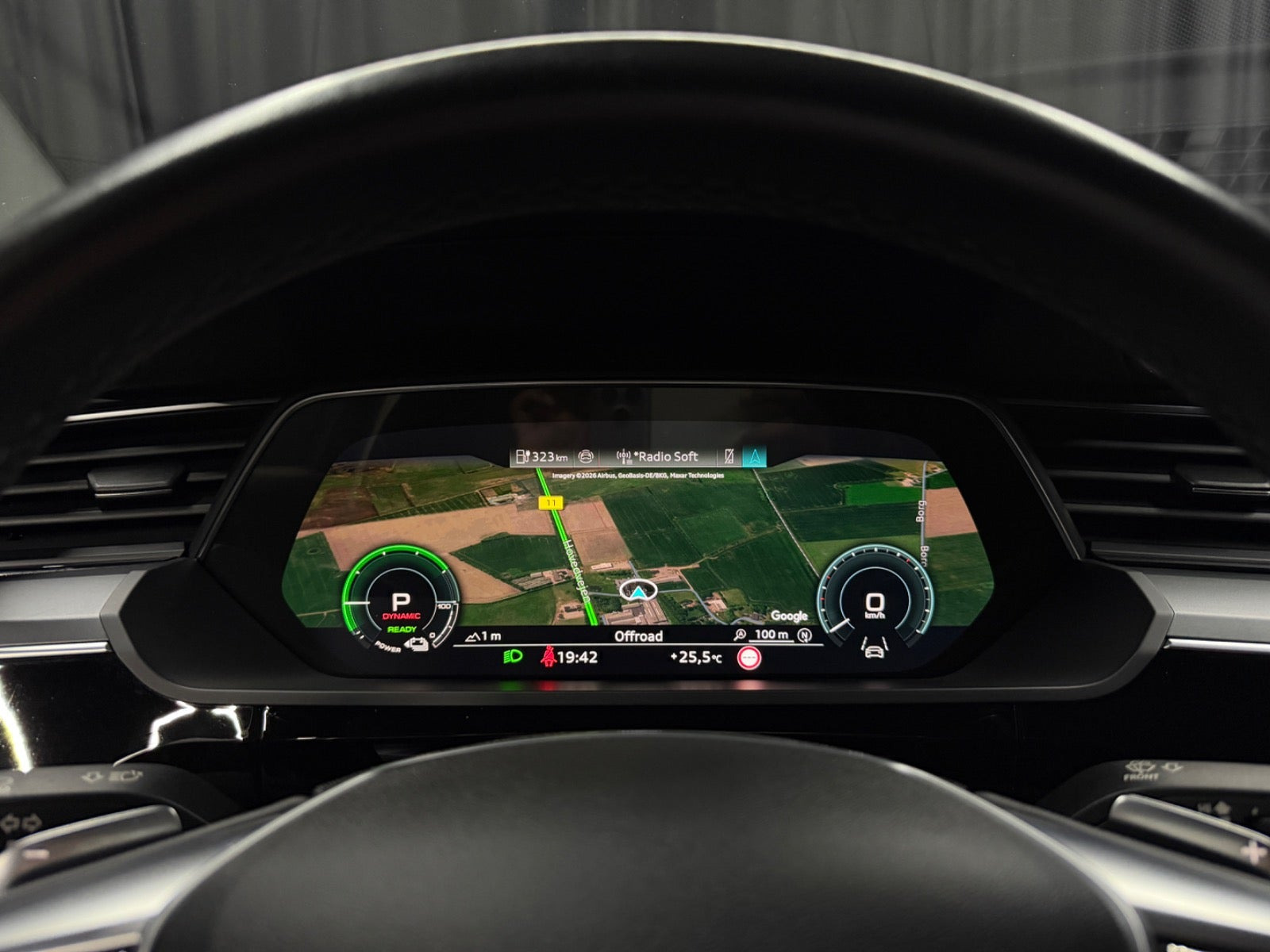 Grå Audi Q8 e-tron fra 2024