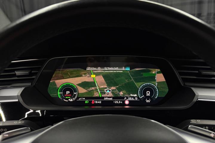 Grå Audi Q8 e-tron fra 2024