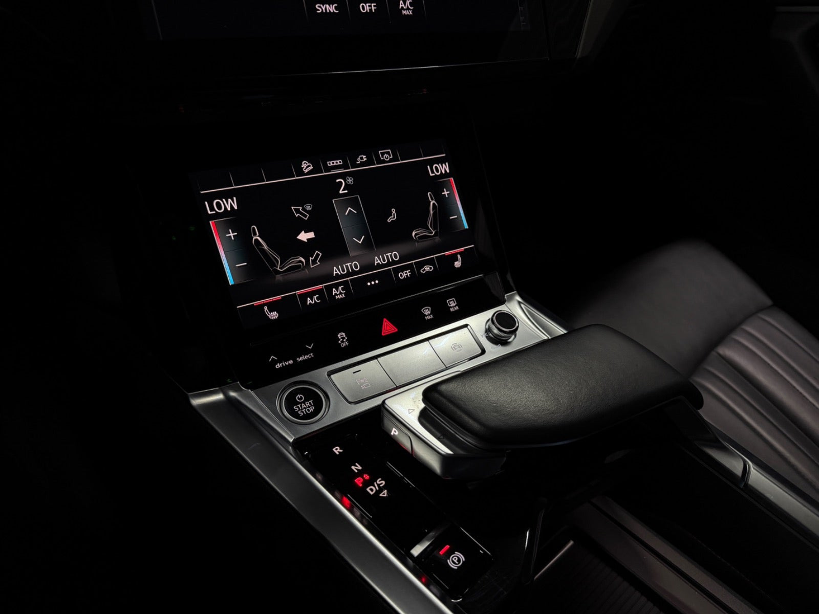 Grå Audi Q8 e-tron fra 2024