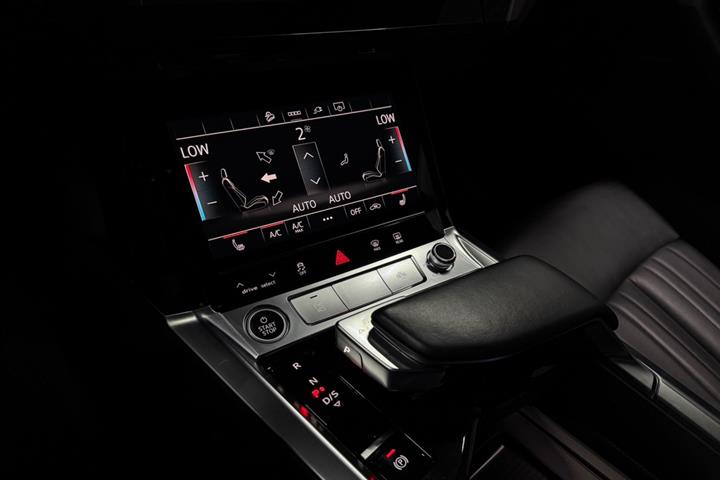 Grå Audi Q8 e-tron fra 2024