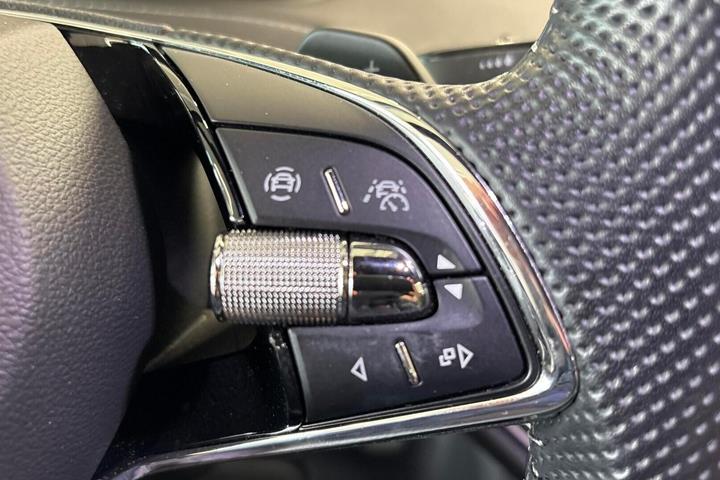 Blå Skoda Enyaq fra 2022