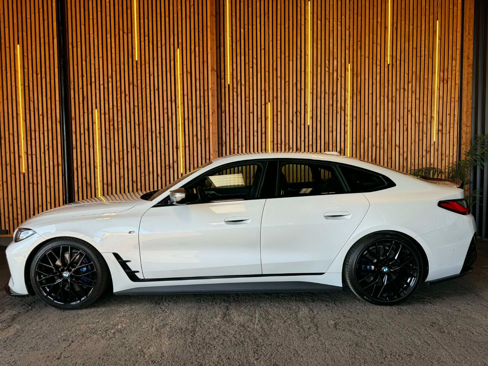 Hvid BMW i4 fra 2024