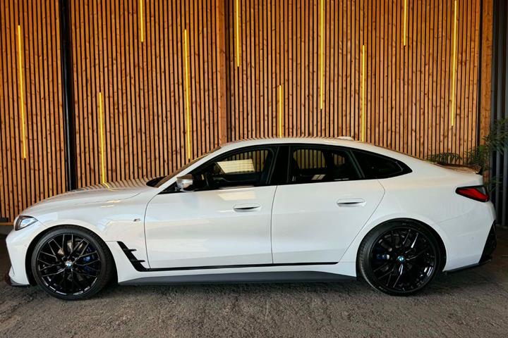 Hvid BMW i4 fra 2024