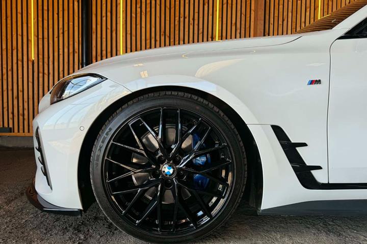 Hvid BMW i4 fra 2024