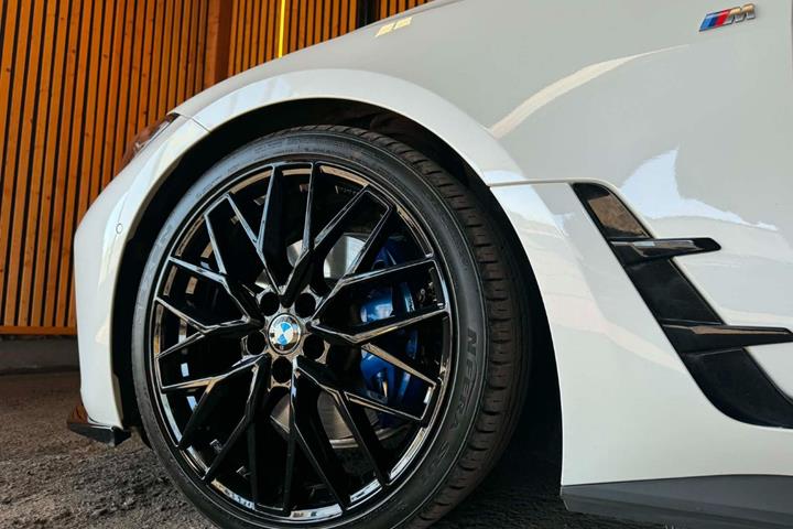 Hvid BMW i4 fra 2024