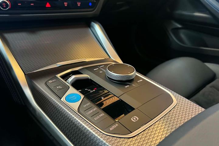 Hvid BMW i4 fra 2024