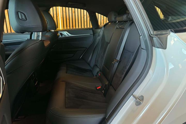 Hvid BMW i4 fra 2024
