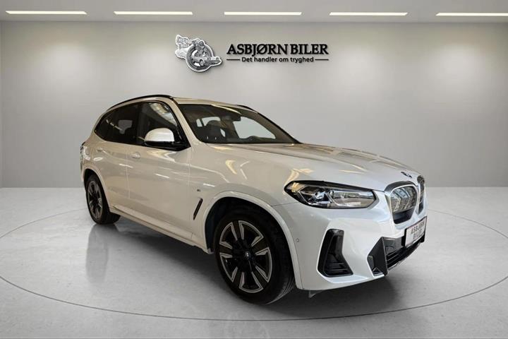 Hvid BMW iX3 fra 2023 set udefra