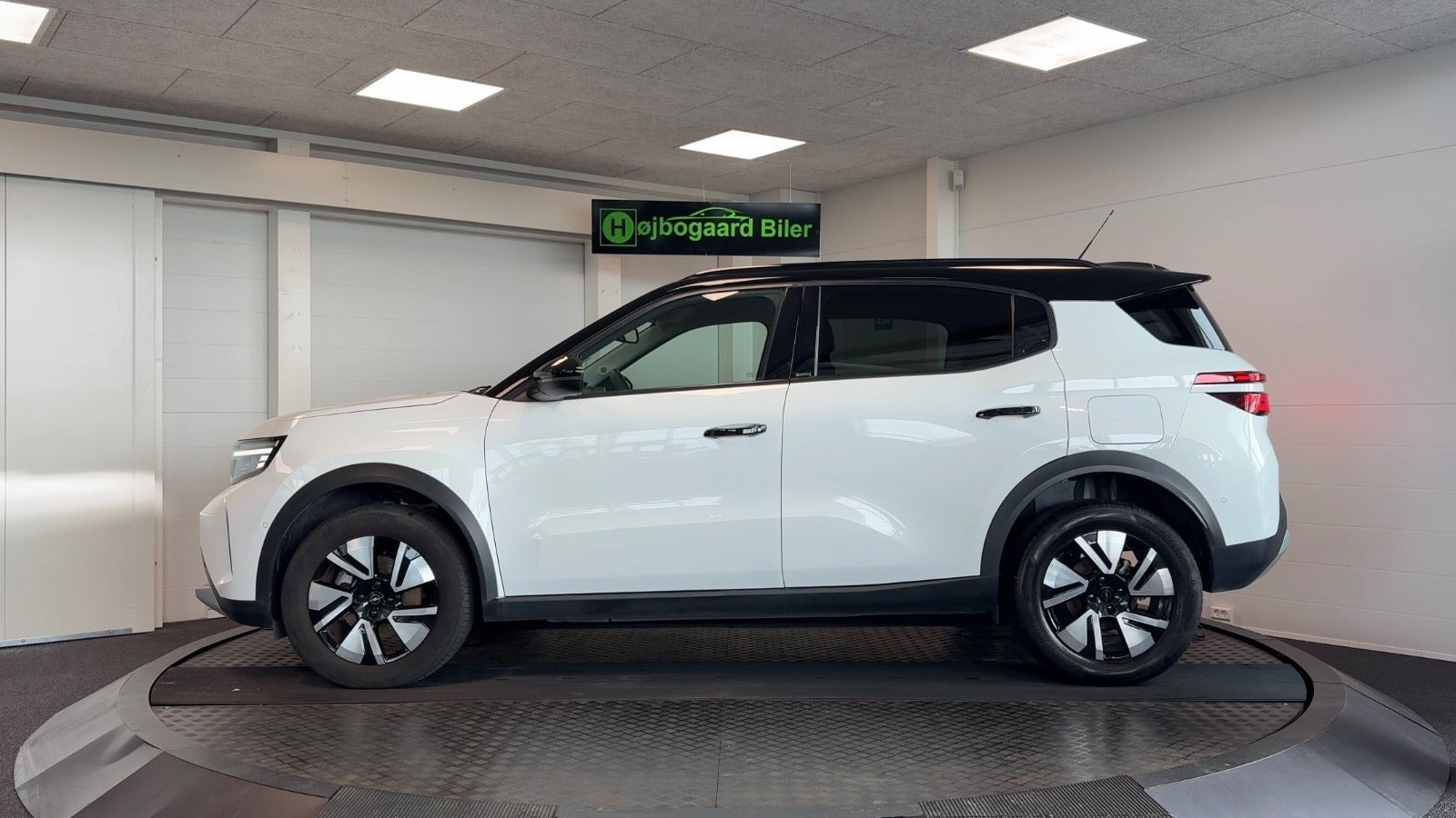 Hvid Opel Frontera fra 2025