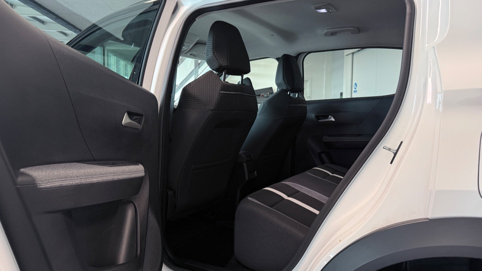 Hvid Opel Frontera fra 2025