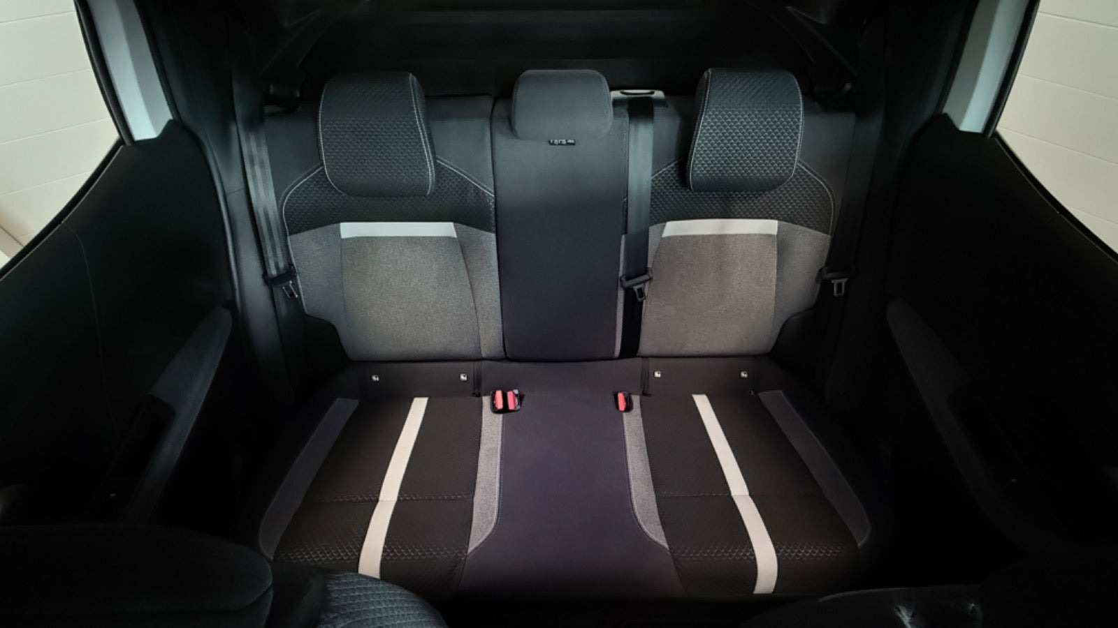 Hvid Opel Frontera fra 2025