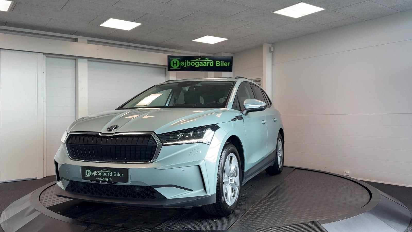 Sølv Skoda Enyaq fra 2023 set udefra
